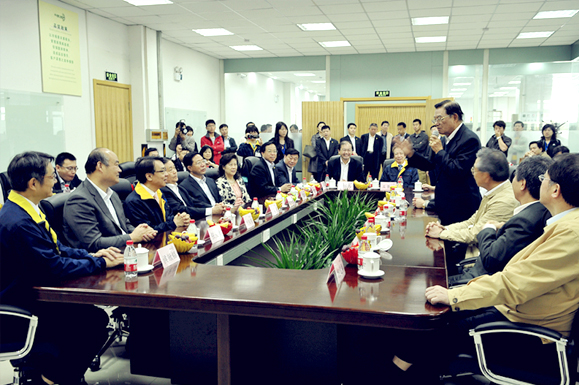 江丙坤率海基会访问团参观Gobo成霖卫浴青岛生产基地